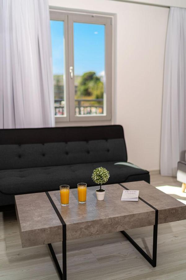 White&Gray Apartment Rethymno  Bagian luar foto